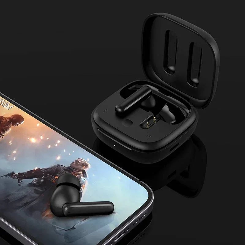 黒いワイヤレスイヤホンと充電ケース、スマホゲームプレイ中