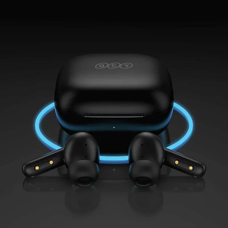 QCYワイヤレスイヤホンと充電ケース、青い光でスタイリッシュに表示