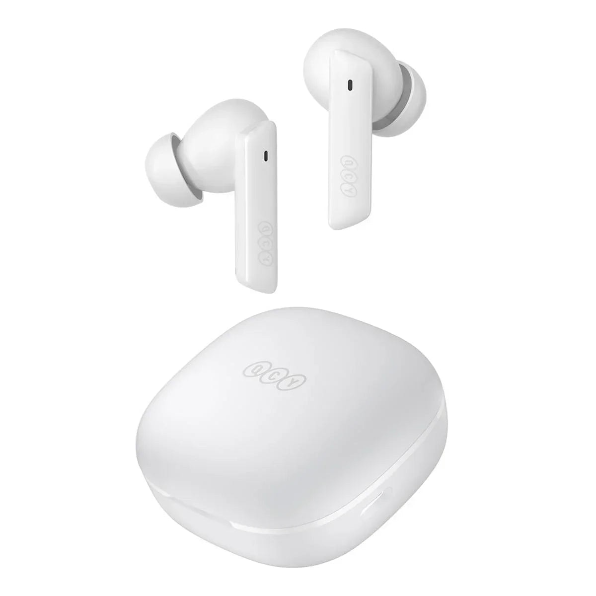 QCYのホワイトワイヤレスイヤホンと充電ケース。コンパクトでスタイリッシュなデザイン。