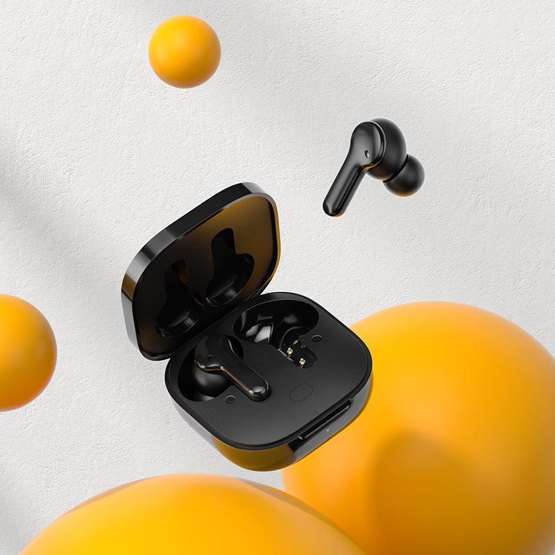 黒いワイヤレスイヤホンと充電ケース、オレンジ球が浮かぶスタイリッシュなデザイン